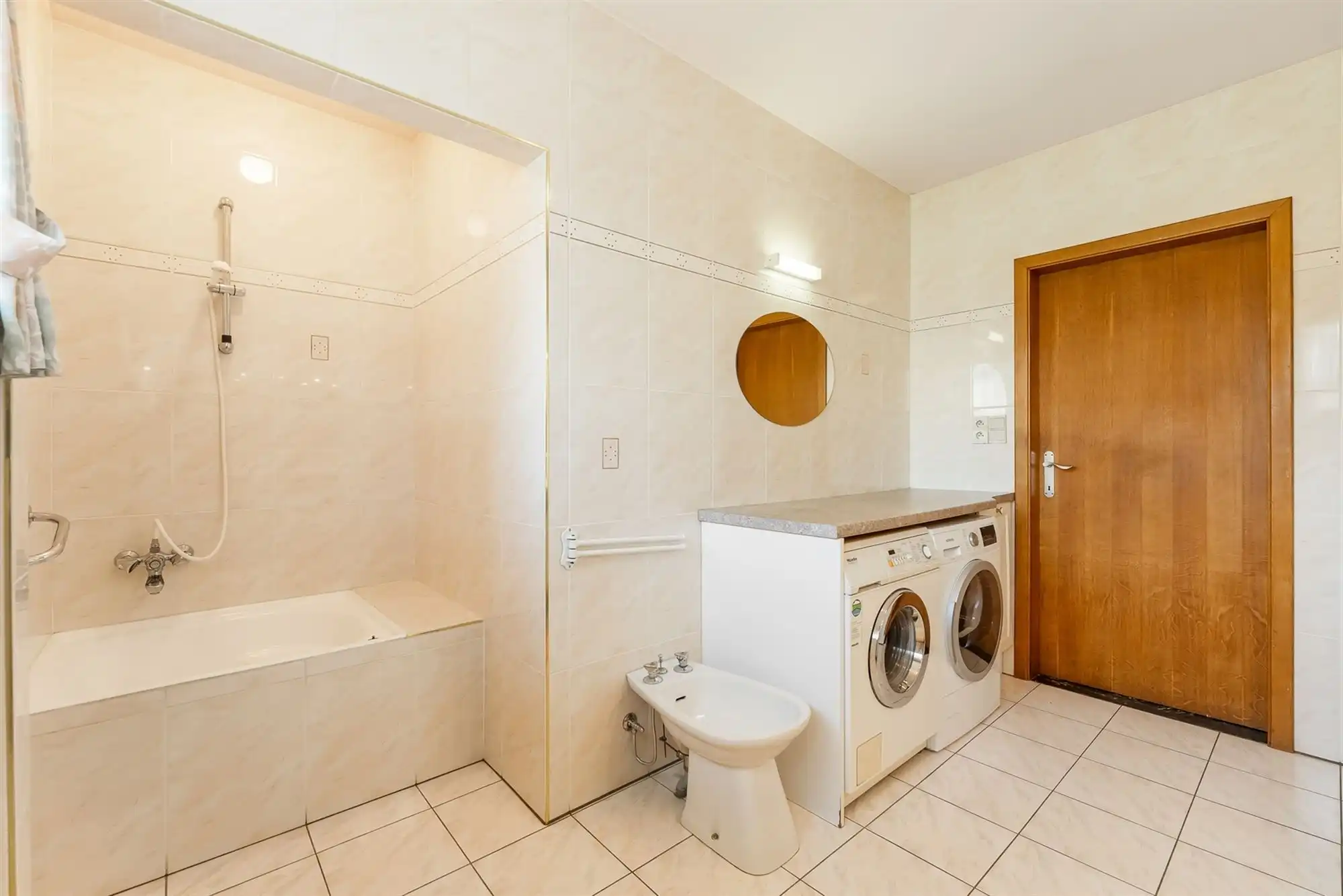 OP TE FRISSEN GELIJKVLOERSE WONING MET 3 SLAAPKAMERS OP EEN RUIM PERCEEL IN HET CENTRUM VAN OOSTHAM foto 12