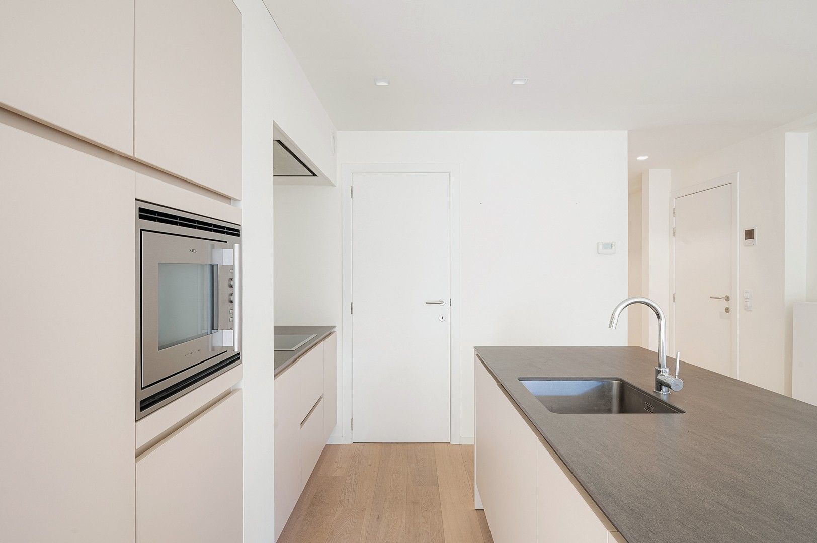 Instapklaar appartement, in het commerciële centrum van Knokke en vlakbij de zee. foto 11