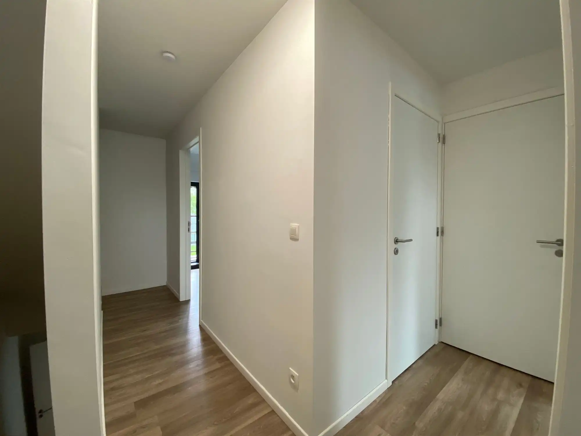 Knappe en ruime bel-etage met 3 slaapkamers, grote garage en tuin. foto 10