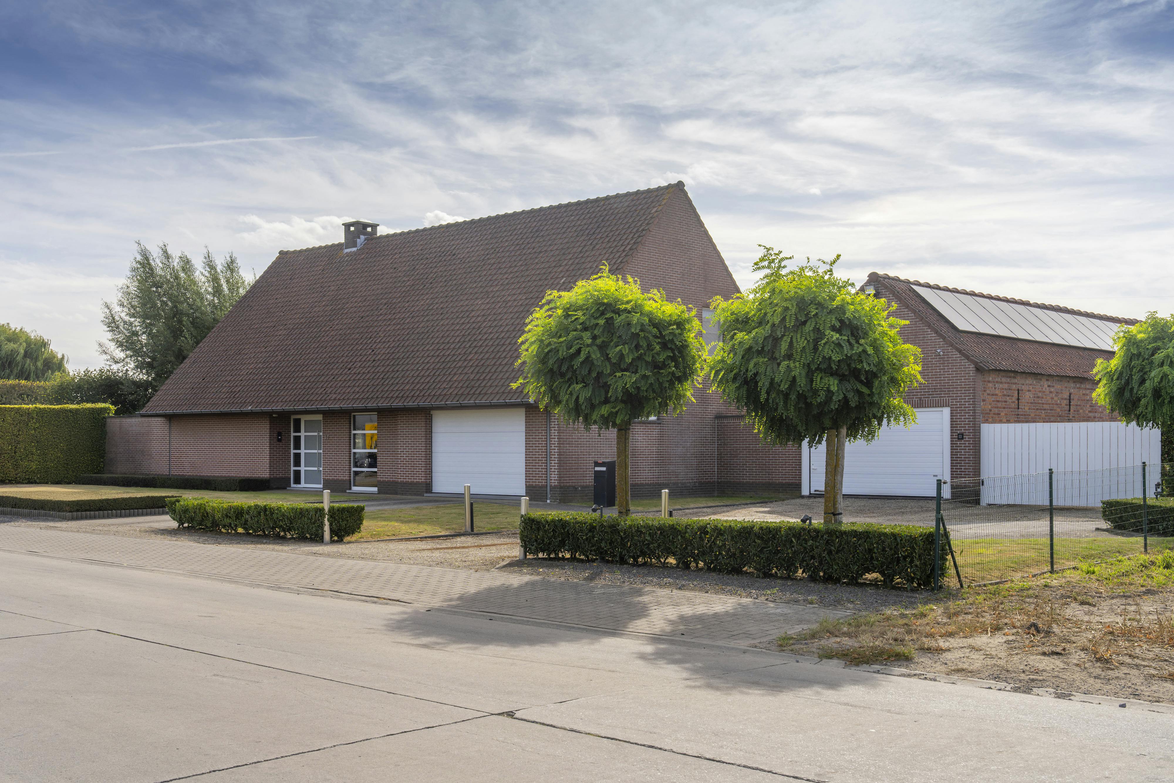 Knappe villa met bijgebouwen te koop in Kluisbergen  foto 2