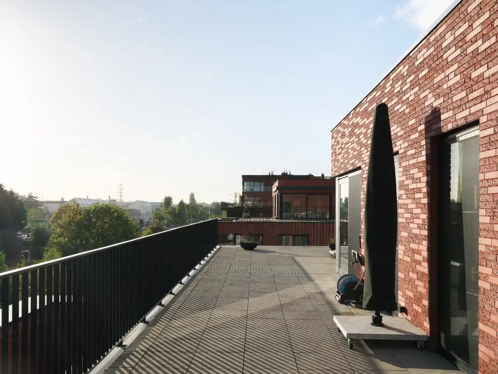 Ruim en lichtrijk dakappartement met twee slaapkamers, bureau en royaal zonneterras in de dynamische omgeving van de Nieuwe Voorhaven. foto 16