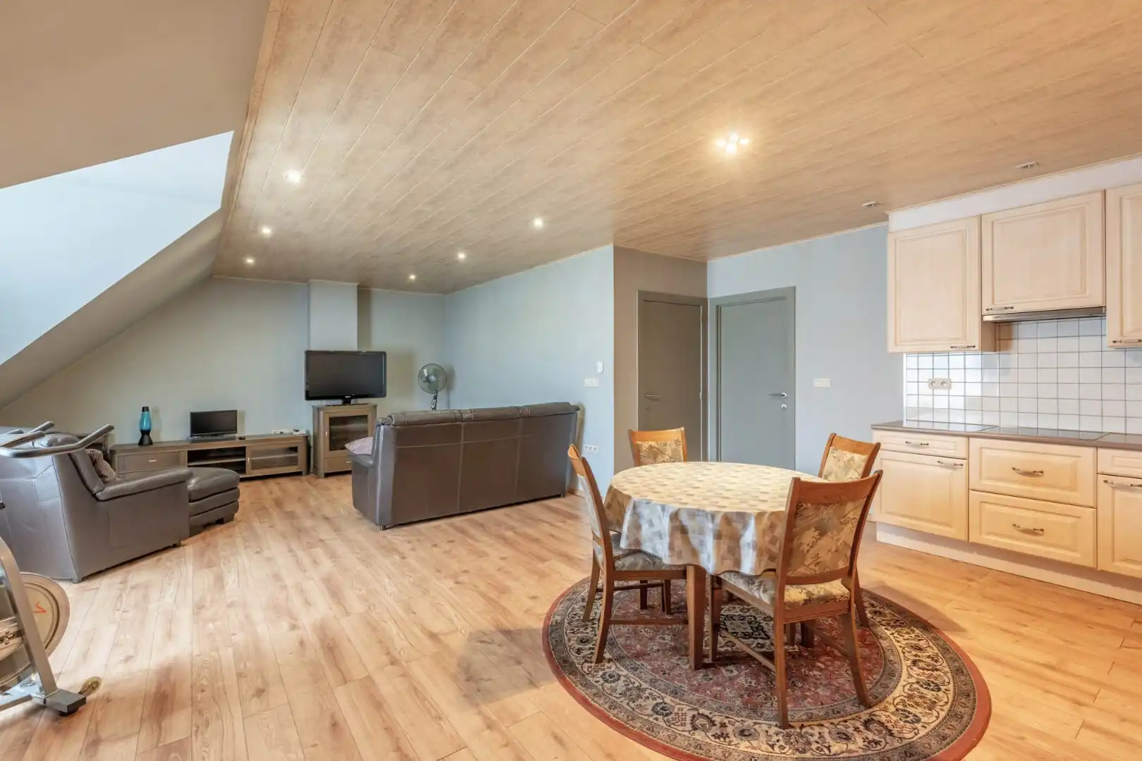 Zeer ruim vrijstaand (commercieel)gebouw bestaande uit een grote winkelruimte, een werkplaats, een magazijn en 2 appartementen! foto 33