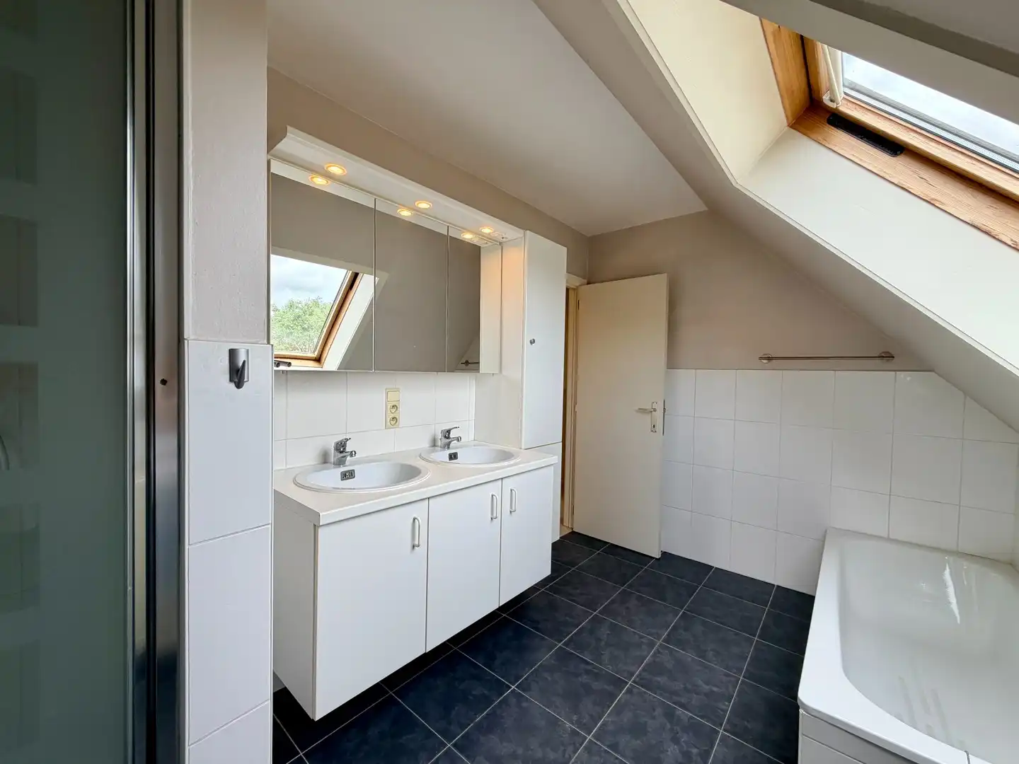 Instapklare woning met 3 slaapkamers, terras, tuin en garage te Brugge! foto 12