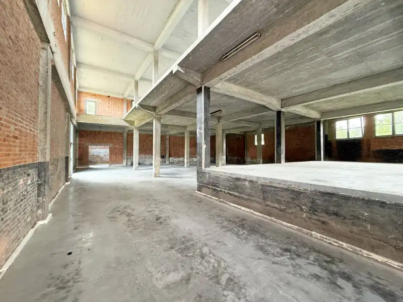 Bedrijfspand met woning foto 2