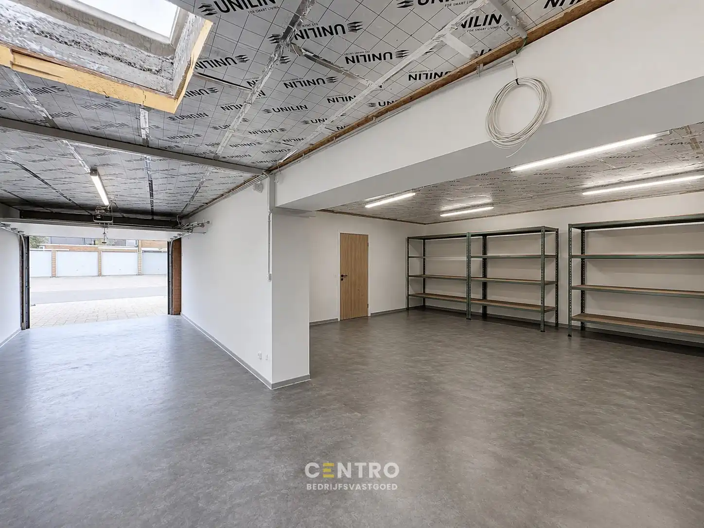 Uniek, betaalbaar aanbod: Instapklaar en goed geïsoleerd MAGAZIJN met KANTOOR, voorzien van alle comfort (airco, keuken, sanitair, ...). Op een boogscheut van Brugge centrum! foto 8