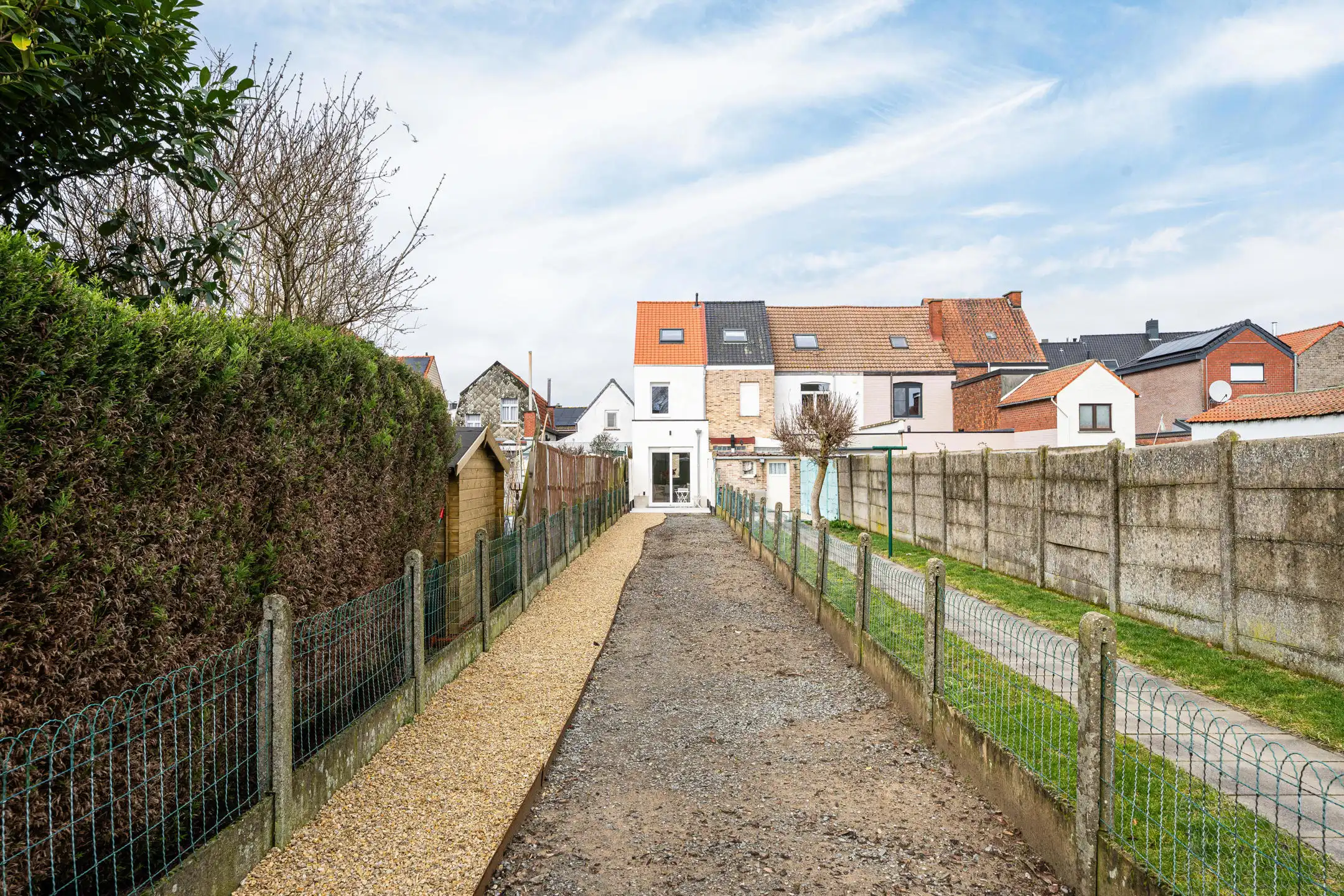 Totaal gerenoveerde woning met 3 slaapkamers, tuin en garage.  foto 10