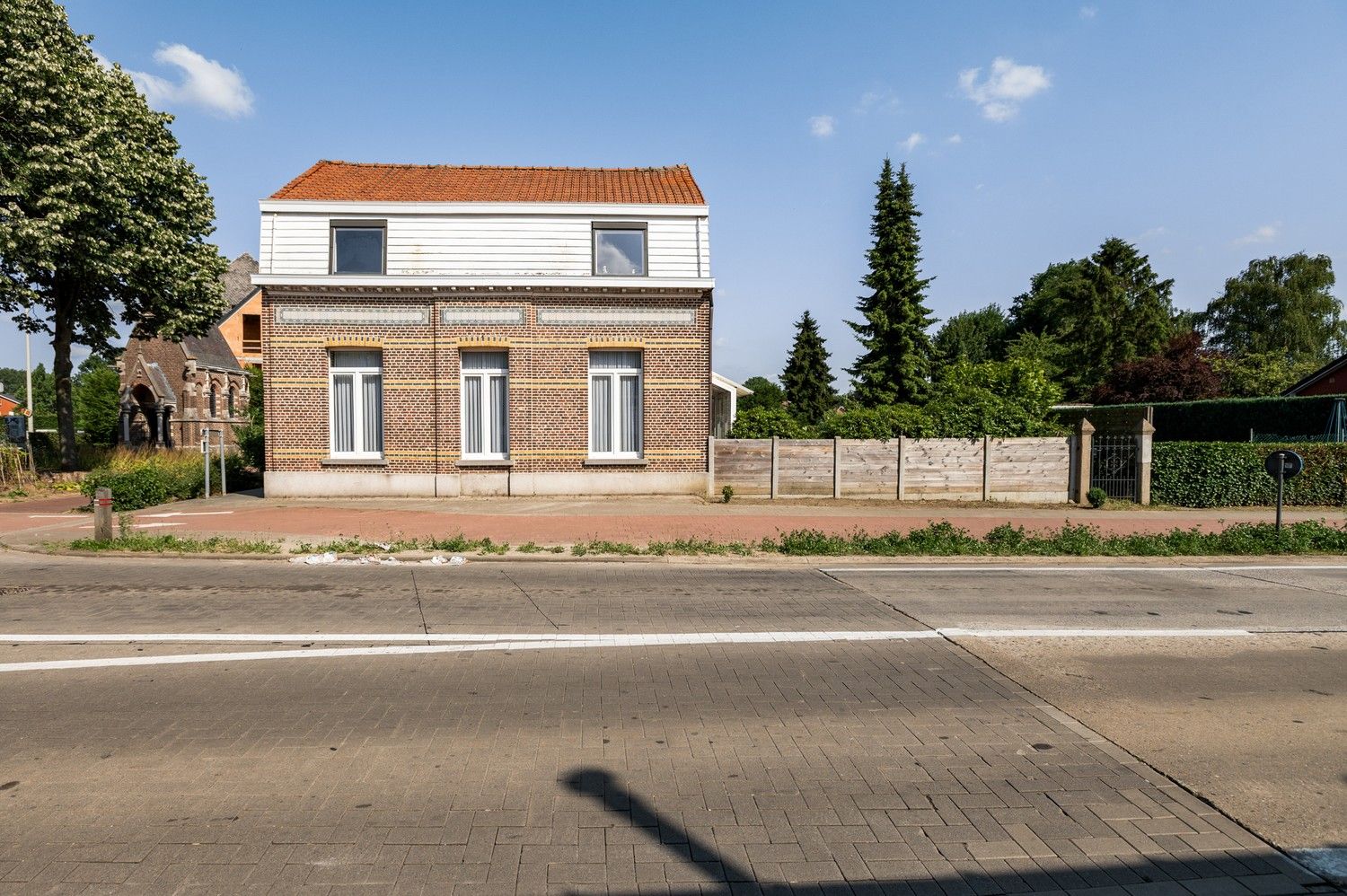 Hoofdfoto van de publicatie: Verassend ruime woning met 3 slaapkamers en een groene tuin nabij centrum ranst.