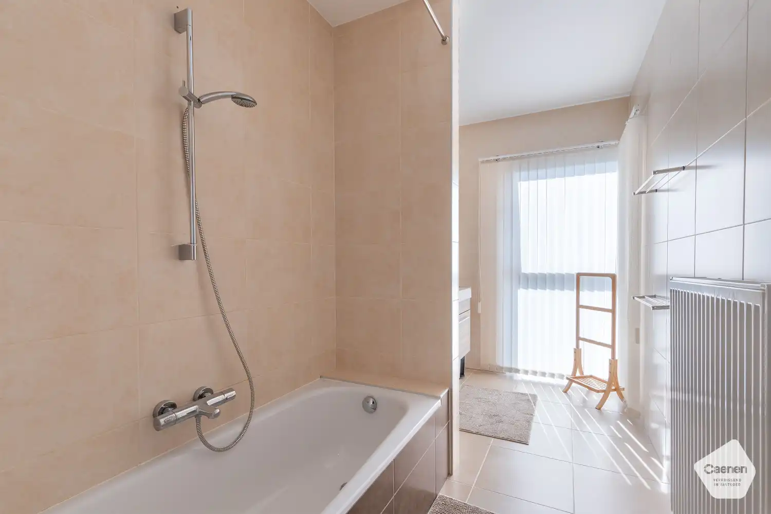 Instapklaar twee slaapkamerappartement met lateraal zeezicht foto 11