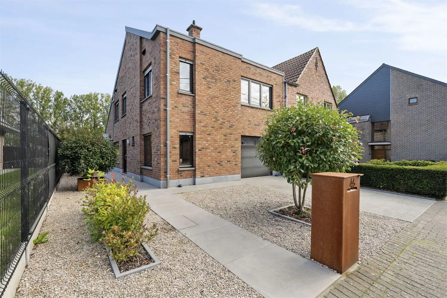 DE IDEALE GEZINSWONING MET ZALIGE TUIN OP EXCLUSIEVE LIGGING DOODLOPENDE STRAAT foto 3