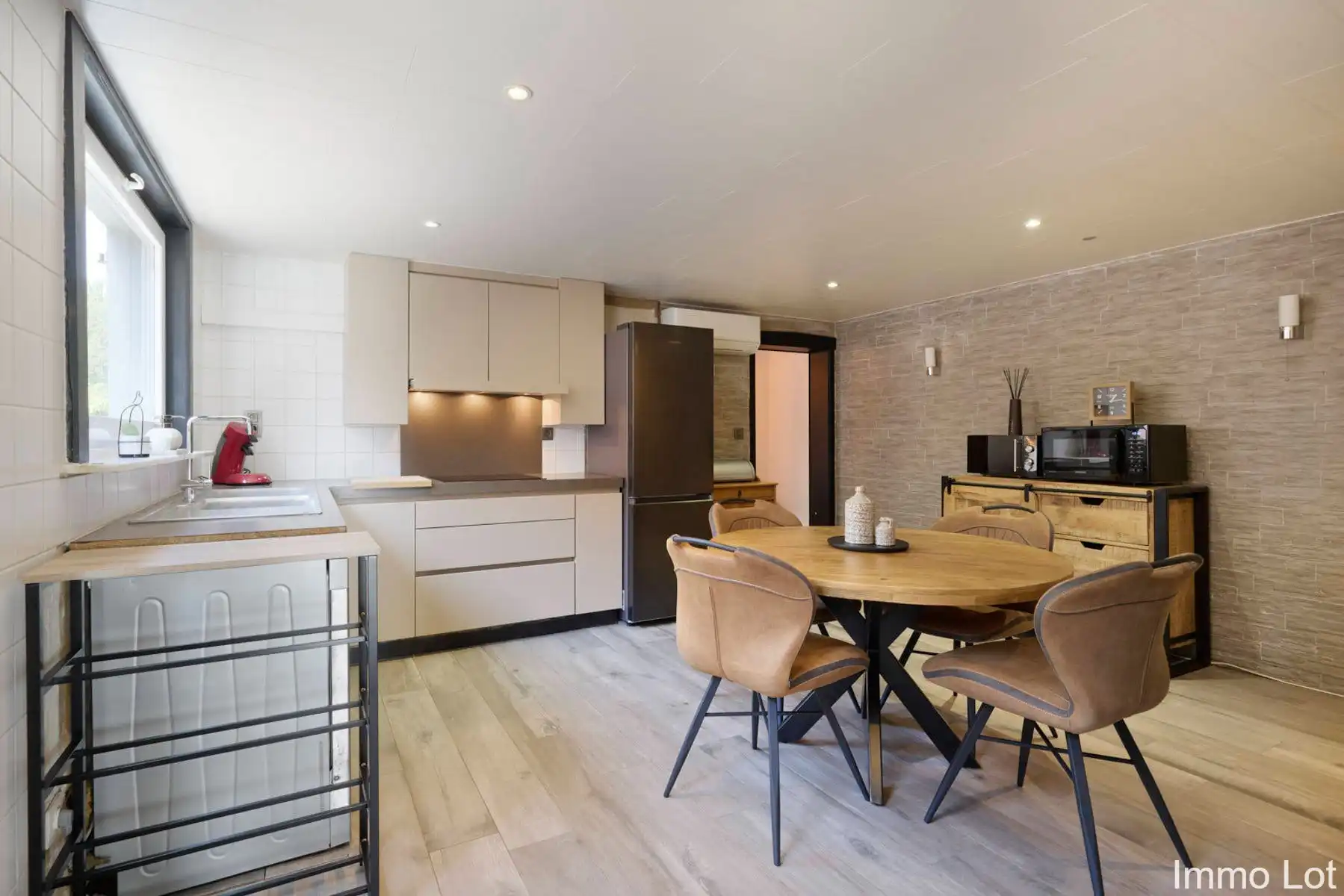 Ruime halfopen bebouwing op perceel van 765 m² foto 6