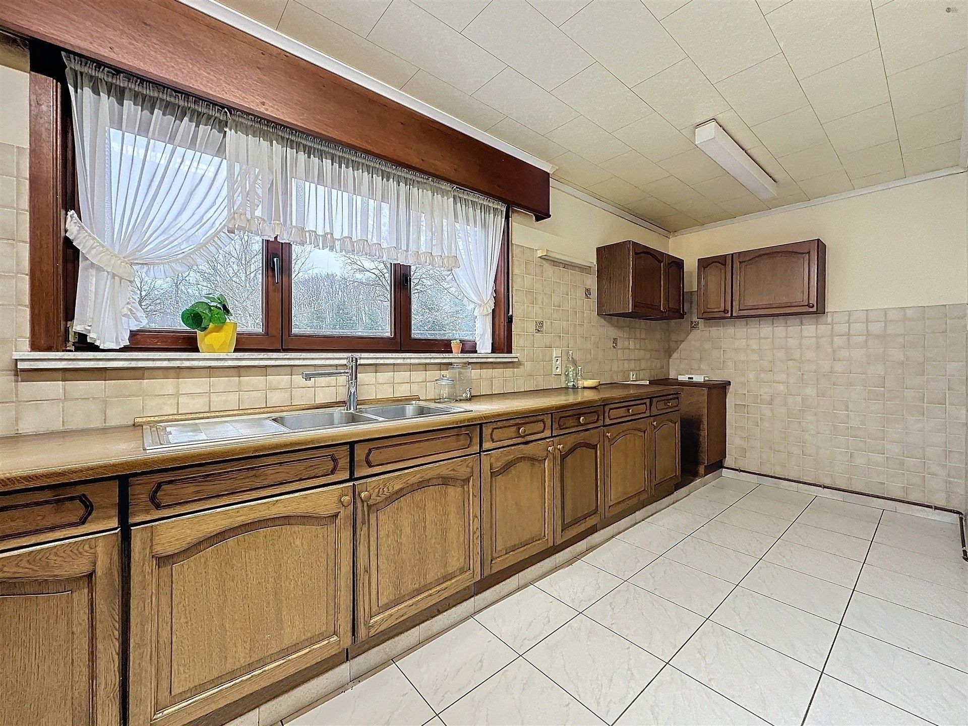 Verzorgde woning met garage en grote bijgebouwen op prachtig perceel van 2435m².  foto 8