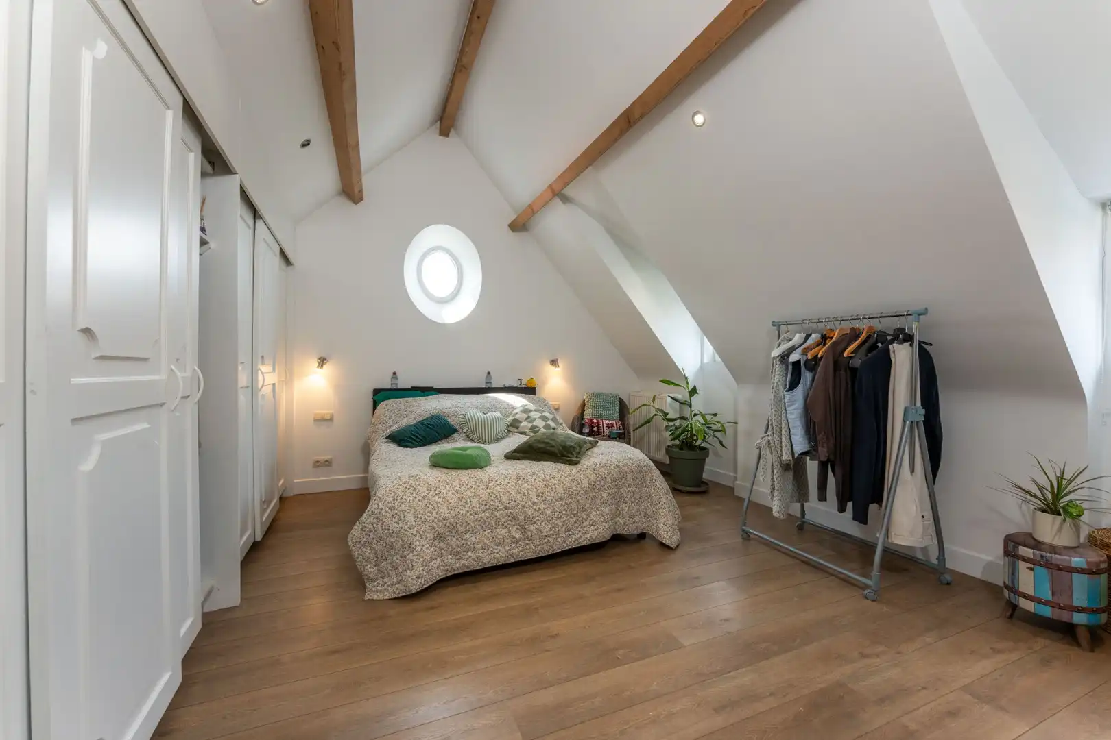 Charmant historisch handelspand met woonst en appartement op de Markt van Damme foto 19