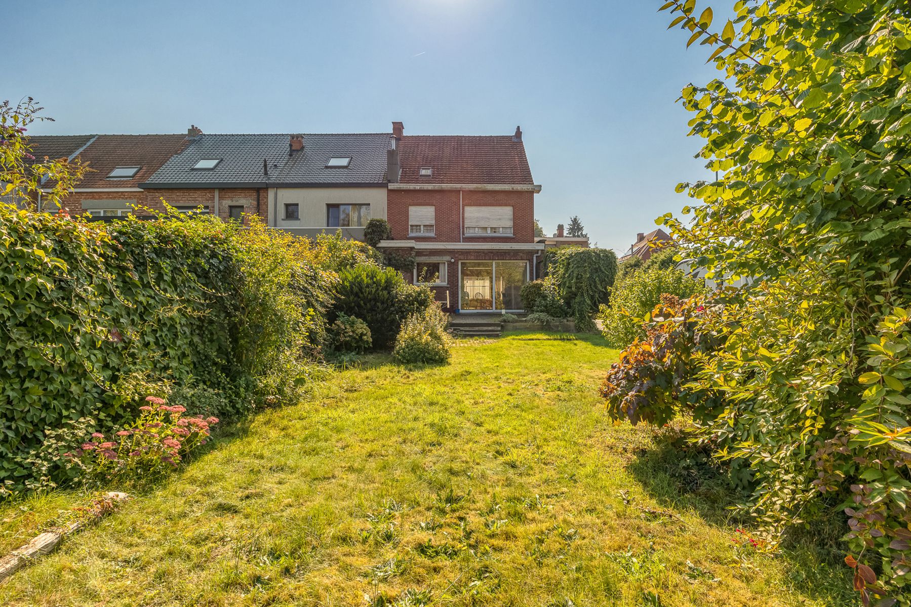 Ruime te renoveren EGW met 5 slpks en tuin in het centrum foto 5