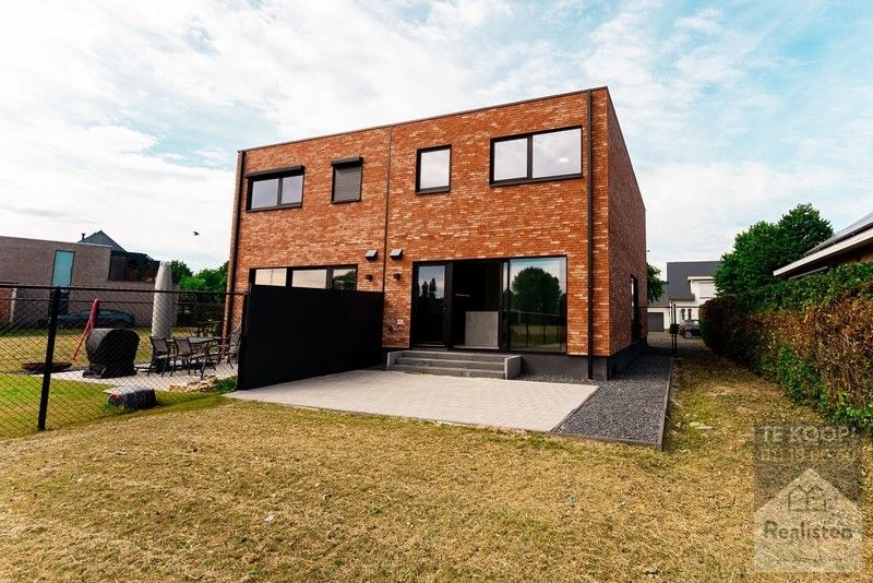 Betaalbare en instapklare nieuwbouwwoning - HOB - links + rechts foto 2