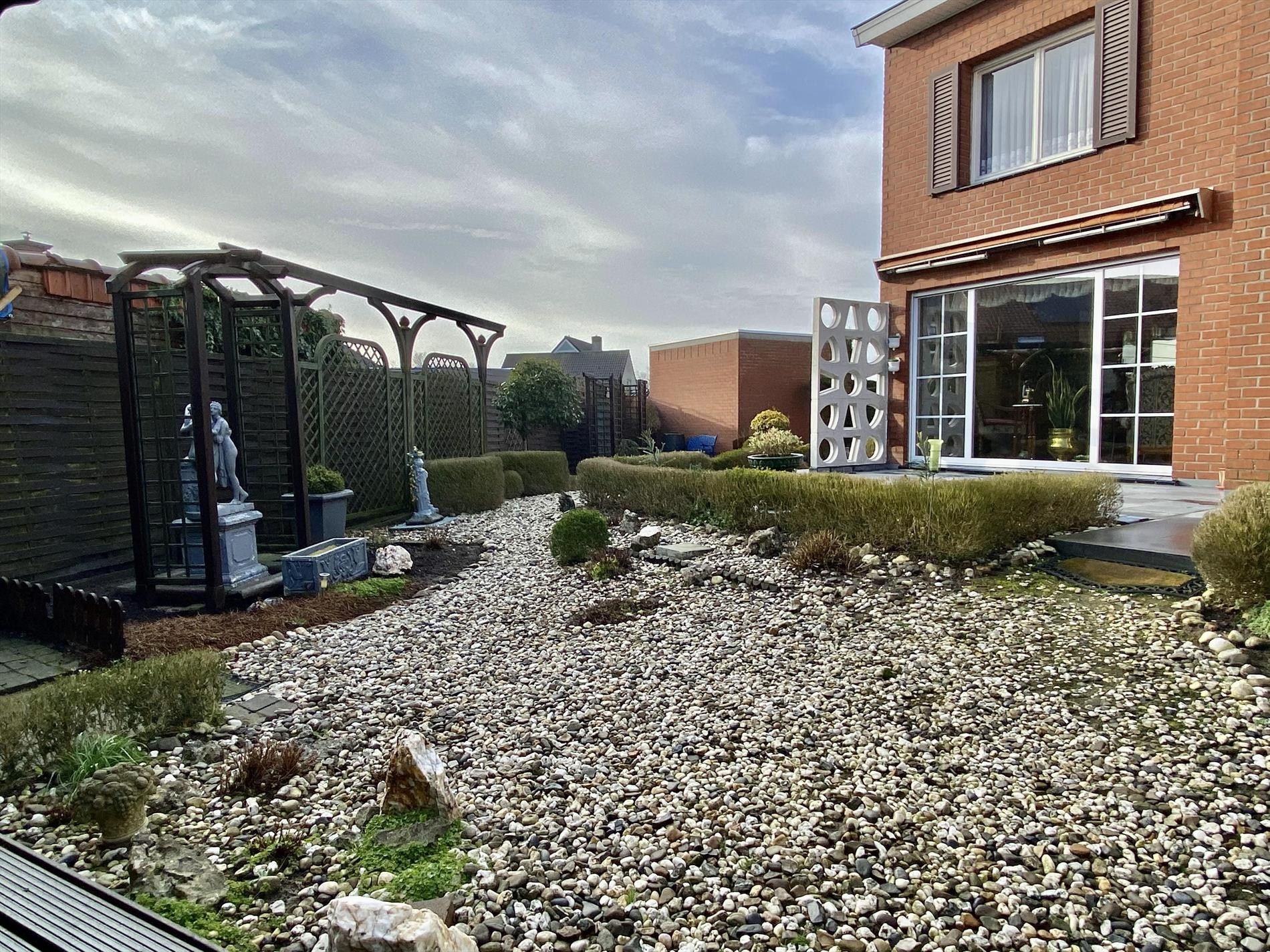 Halfopen woning in rustige buurt met 4 slaapkamers, tuin, garage. foto 14