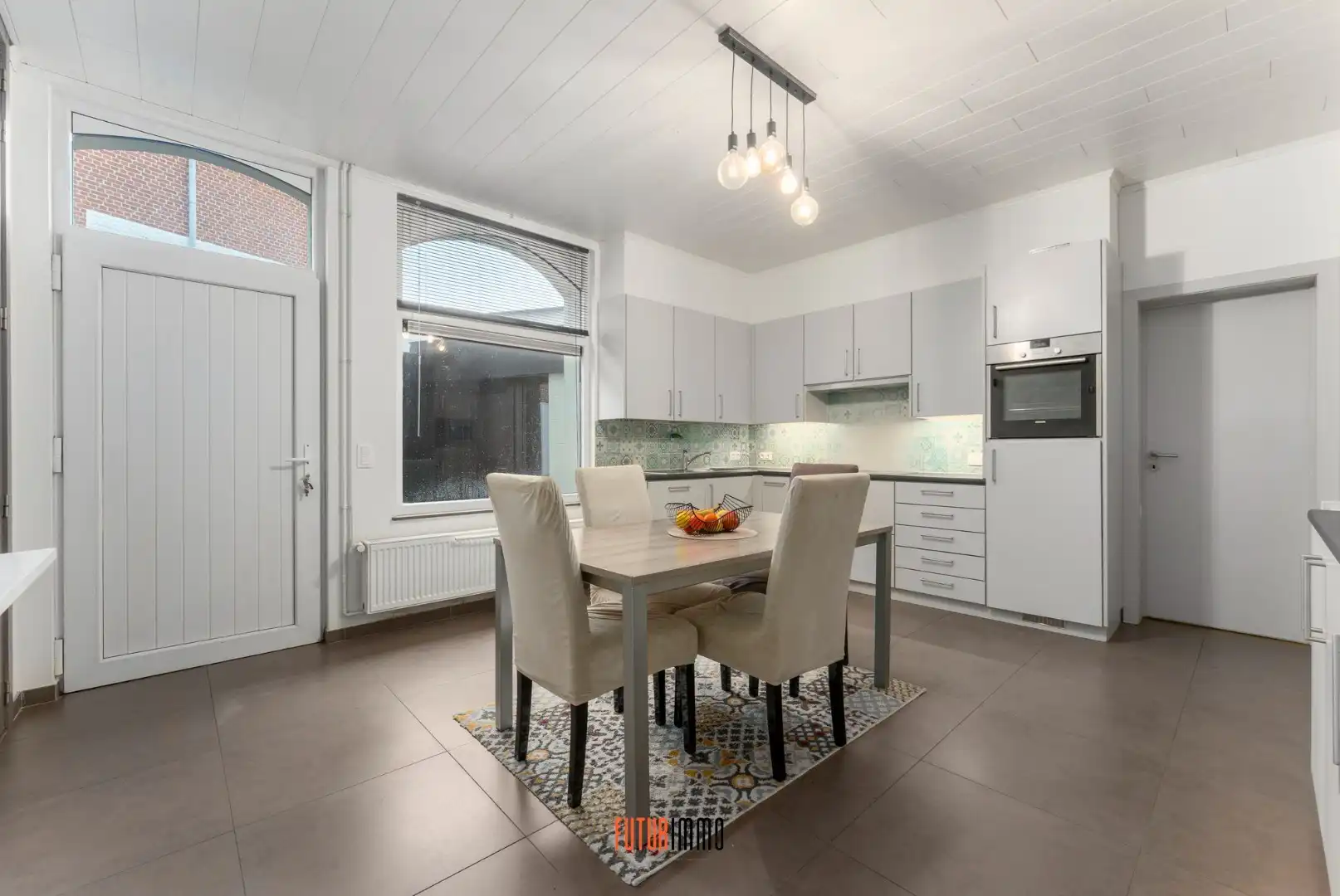 Half open woning met garage foto 8