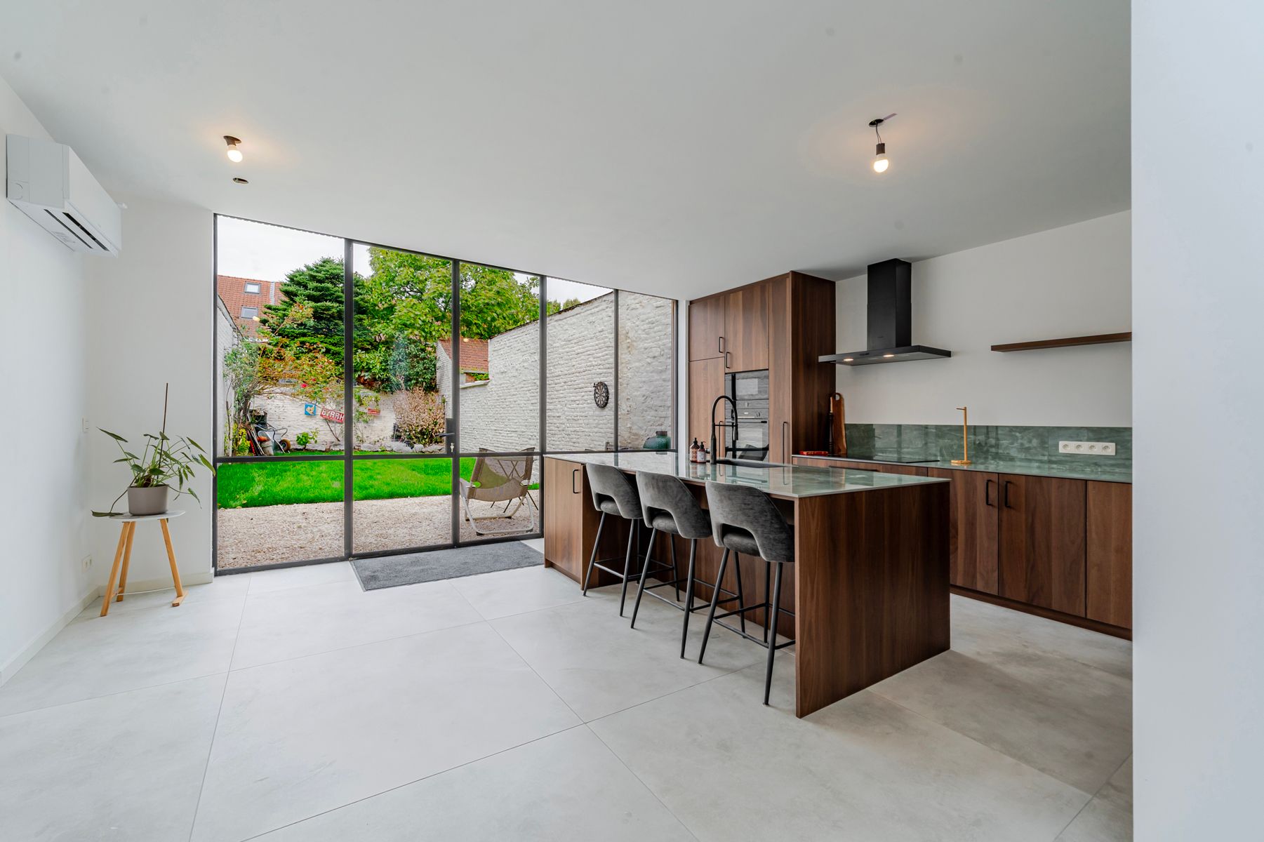 Karaktervolle herenwoning met stadstuin in Gentbrugge foto {{pictureIndex}}