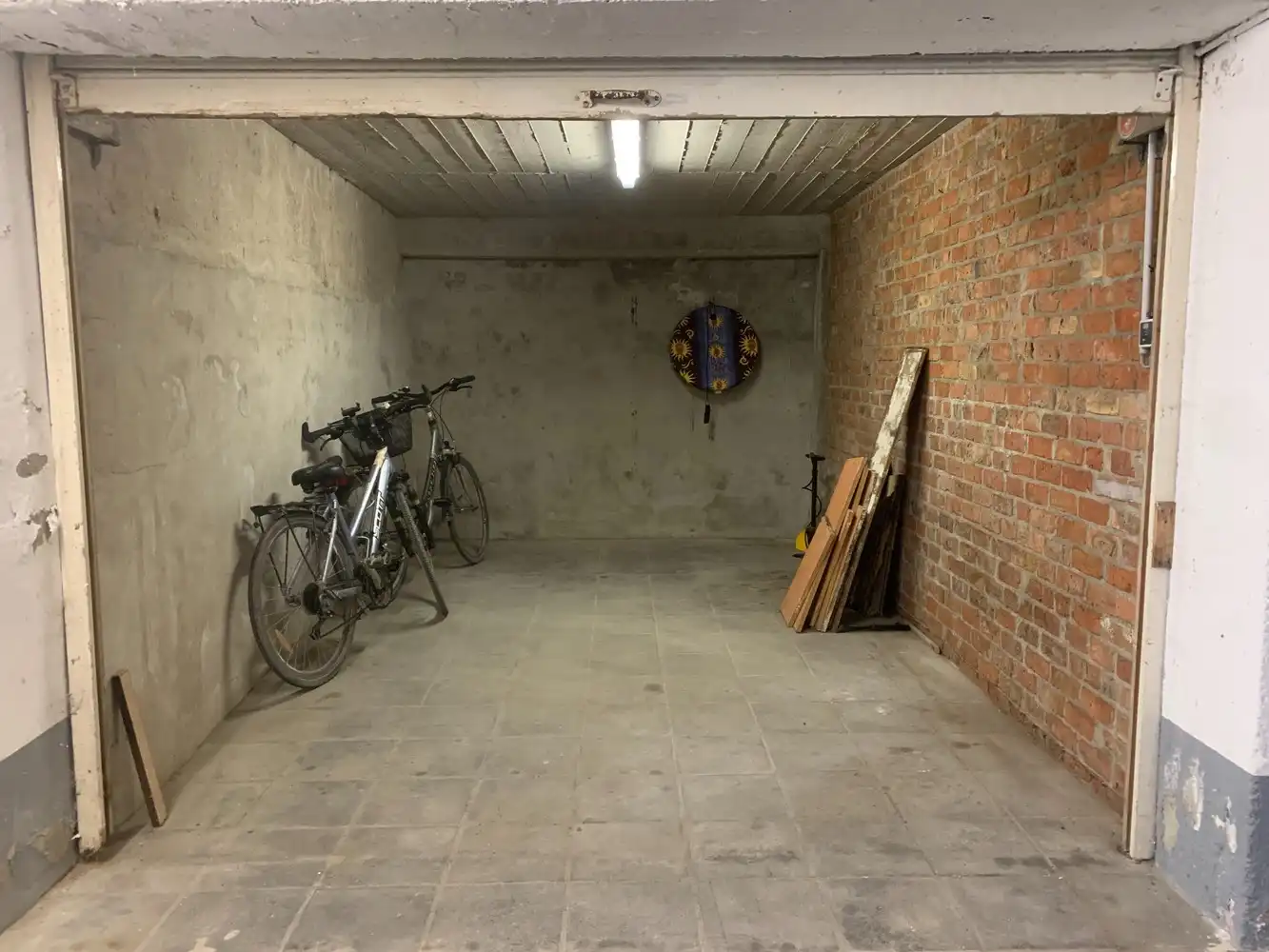 Goed gelegen gesloten garage box op de zeedijk in Duinbergen foto 4