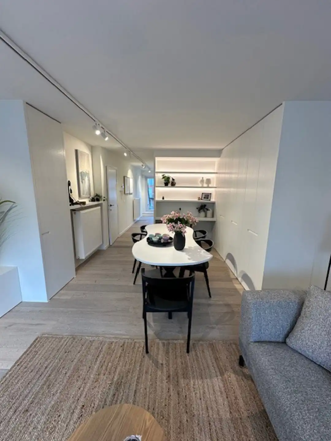 Stijlvol gerenoveerd appartement op een zucht van de zee! foto 2
