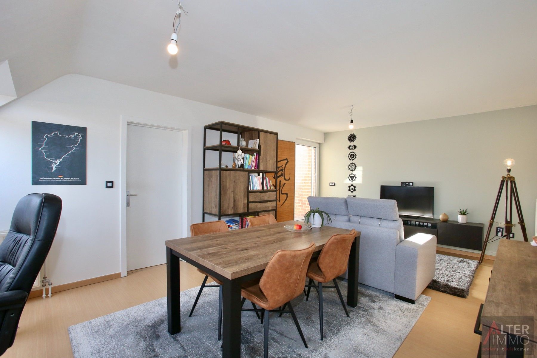 Mogelijk investeringspand! Goed onderhouden 1-slaapkamer appartement met berging in centrum Zolder. foto {{pictureIndex}}