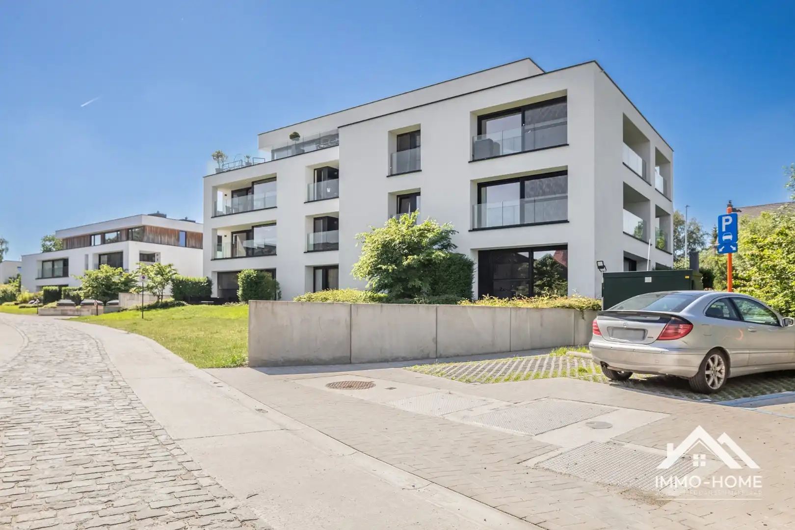 Instapklaar modern appartement met autostaanplaats foto 14