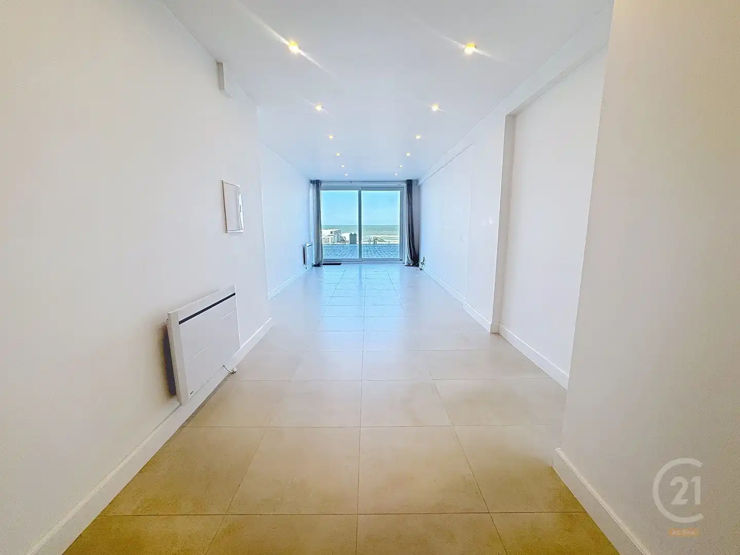 Volledig gerenoveerd gelijkvloers appartement aan de Zeedijk van Westende foto 2