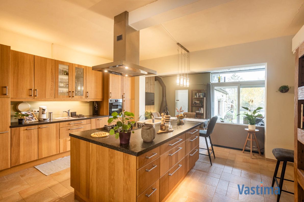 Instapklare woning met 3 slaapkamers, dubbele garage en grote tuin foto 3