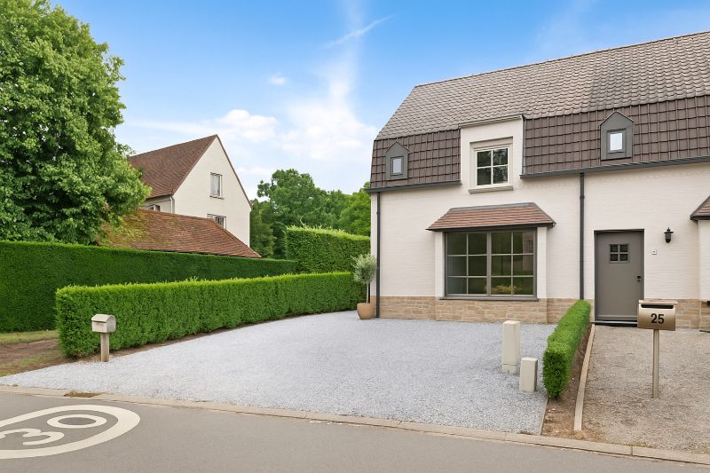 Een groene en rustige thuis, stijlvol gerenoveerd en perfect gelegen! foto {{pictureIndex}}