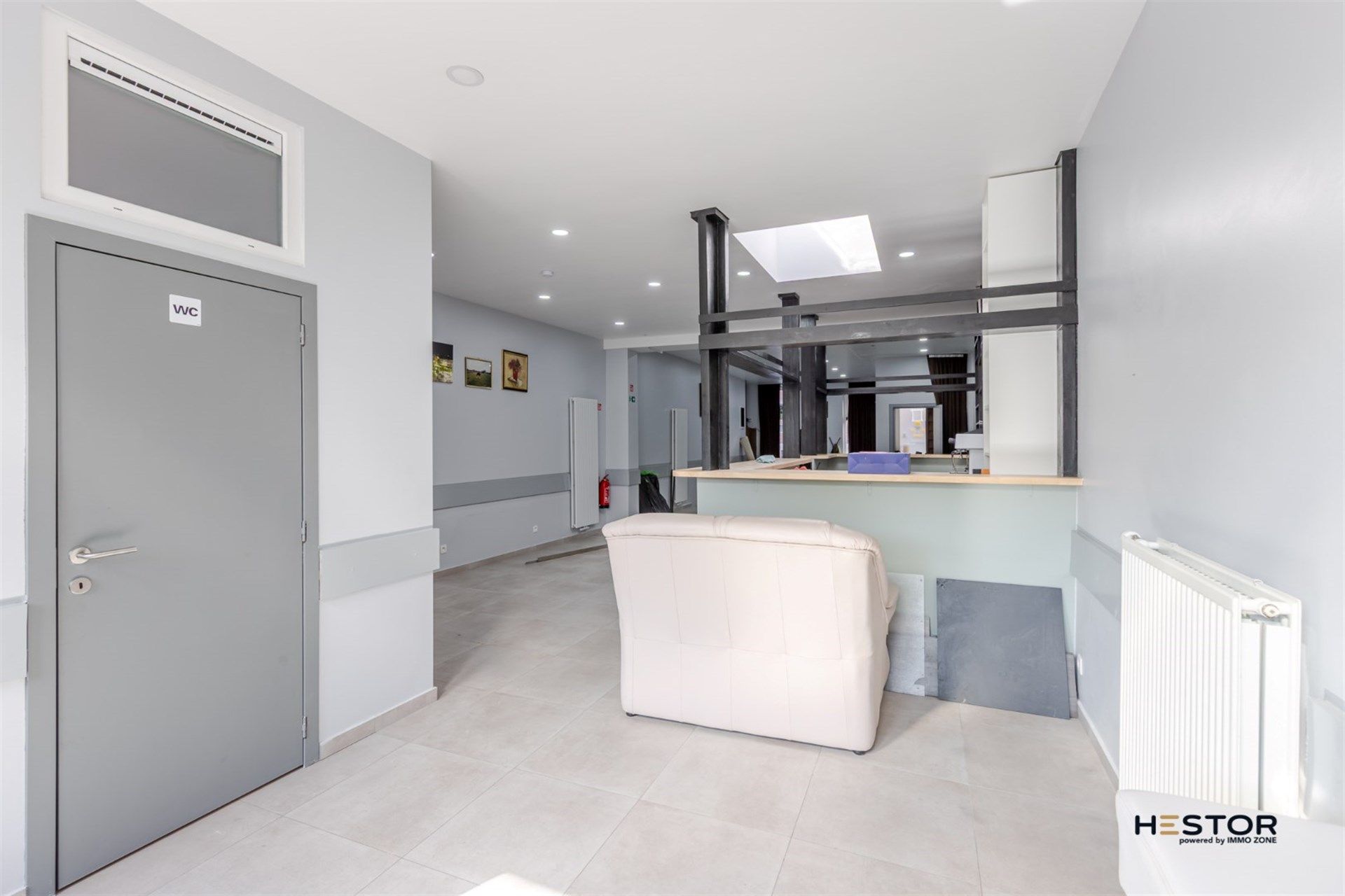 Centraal gelegen handelsruimte met duplex appartement in Sint-Niklaas foto 2