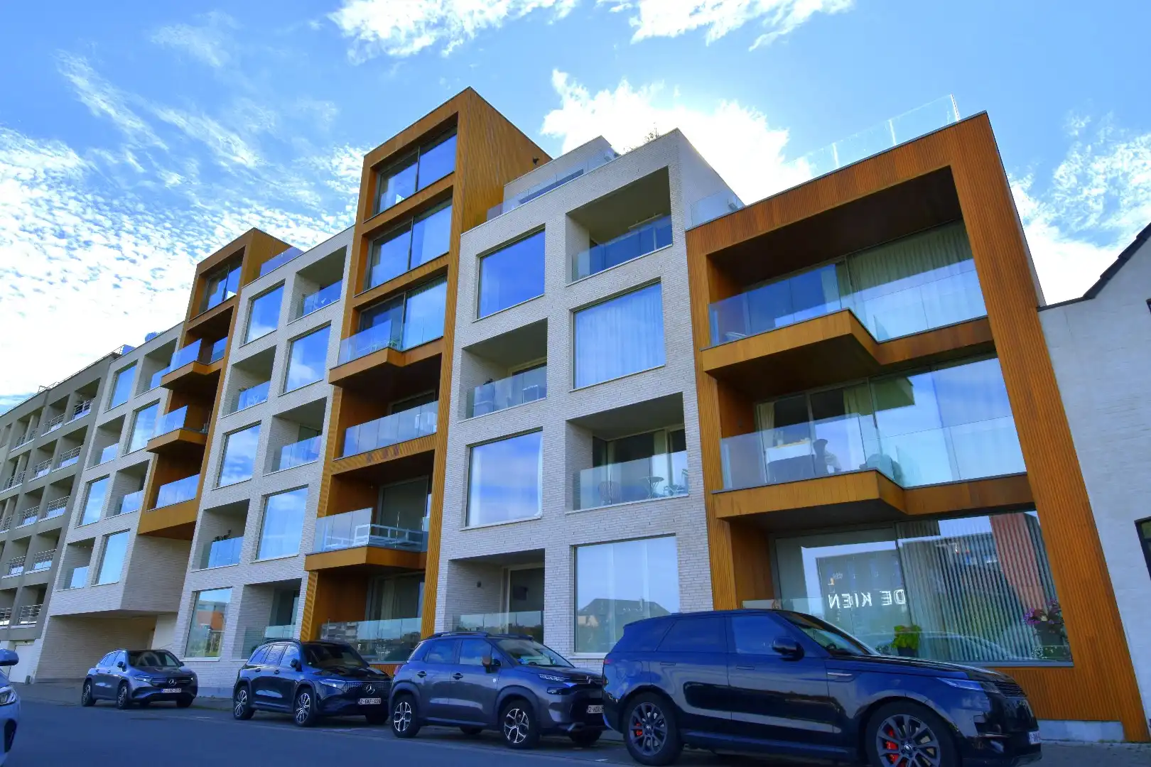Recent appartement te koop in Kortrijk met frontaal zicht op de Leie foto 2
