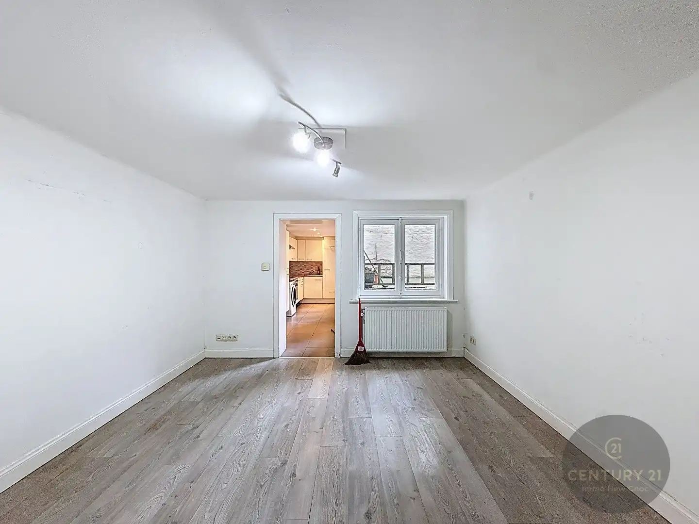 Hoofdfoto van de publicatie: kelderappartement met RUIM terras vlak aan zee