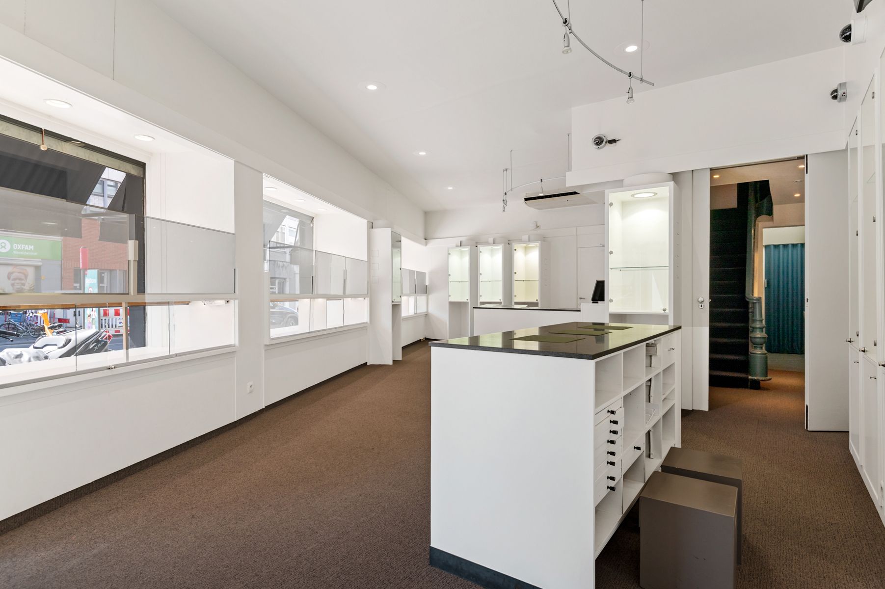 Zeer ruim handelshuis op top locatie in Merksem foto 4