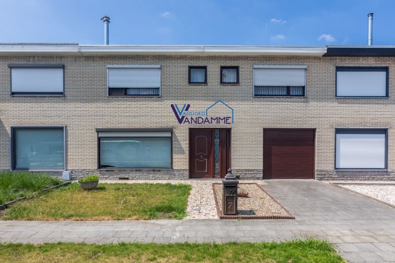 Hoofdfoto van de publicatie: Rustig gelegen, ruime te renoveren woning met 4 slaapkamers, tuin en garage op 262m2 .
