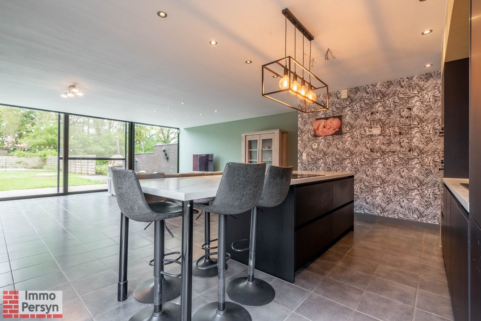 Prachtige HOB (2012) met 6 Slaapkamers, 2 Badkamers, Zwembad en Vrijstaande Garage foto 5