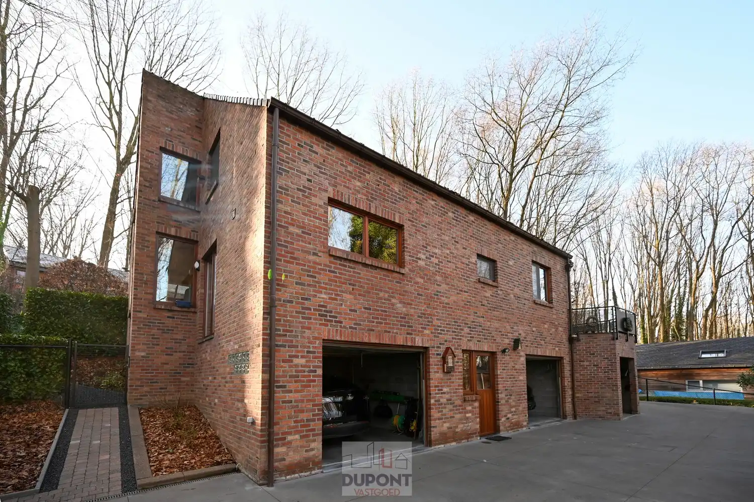 Villa gelegen in een prachtig bebost kader, zeer rustig gelegen, 3 tot 5 slaapkamers, zeer grote kelder. foto 18