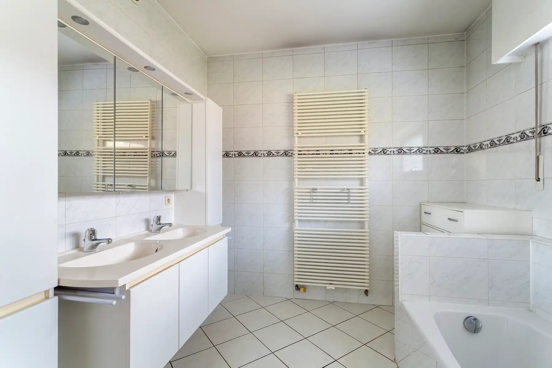 Instapklaar 3-slaapkamerappartement met tuin te Berchem foto 12