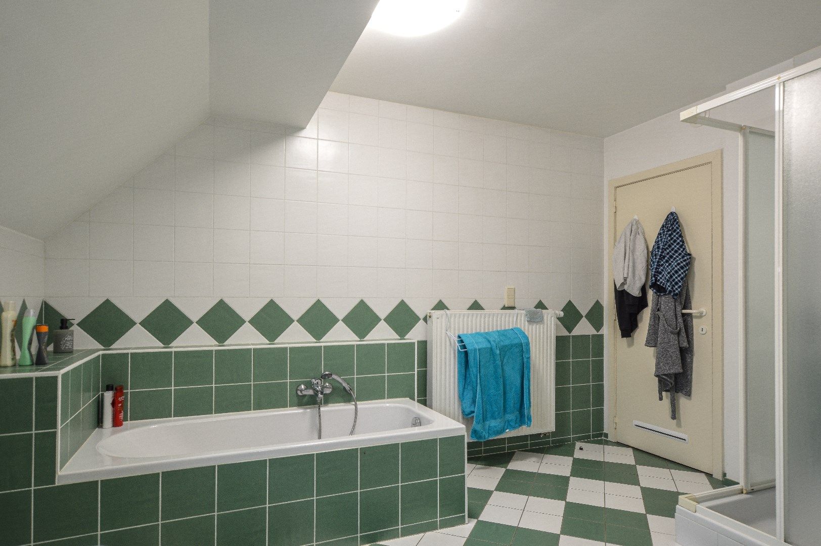 Ruim appartement met 3 slaapkamers en garagebox te huur centrum Veldegem foto 11
