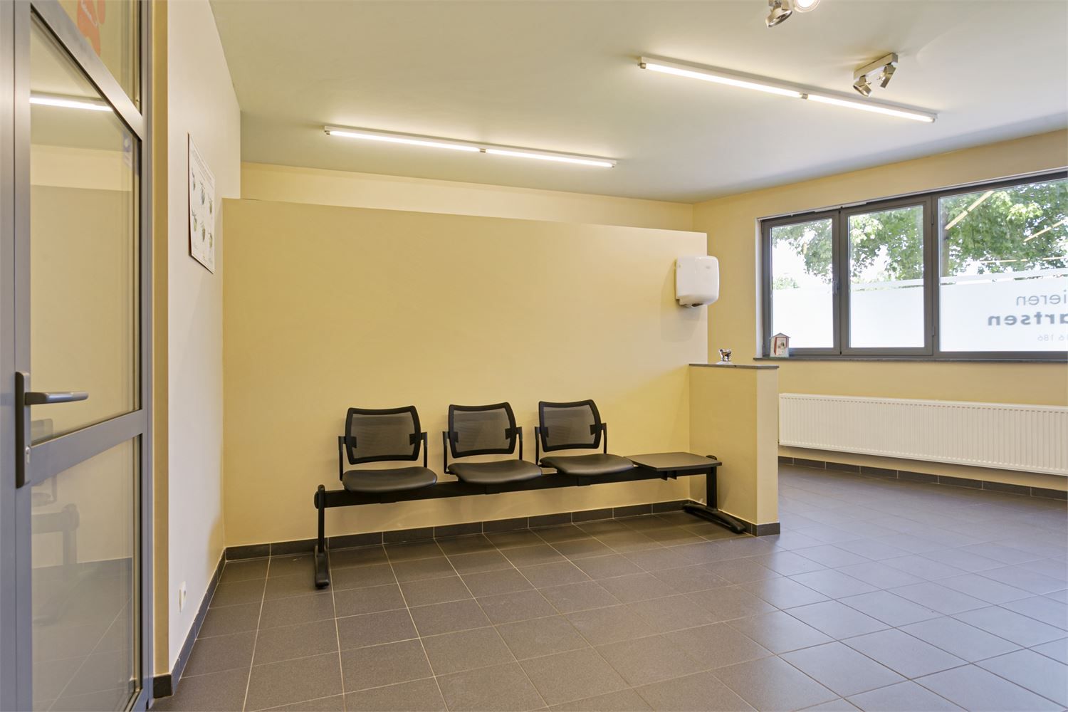 Praktijkruimte of kantoor op een centrale locatie vlakbij het centrum van Wommelgem met goede zichtbaarheid! foto 10