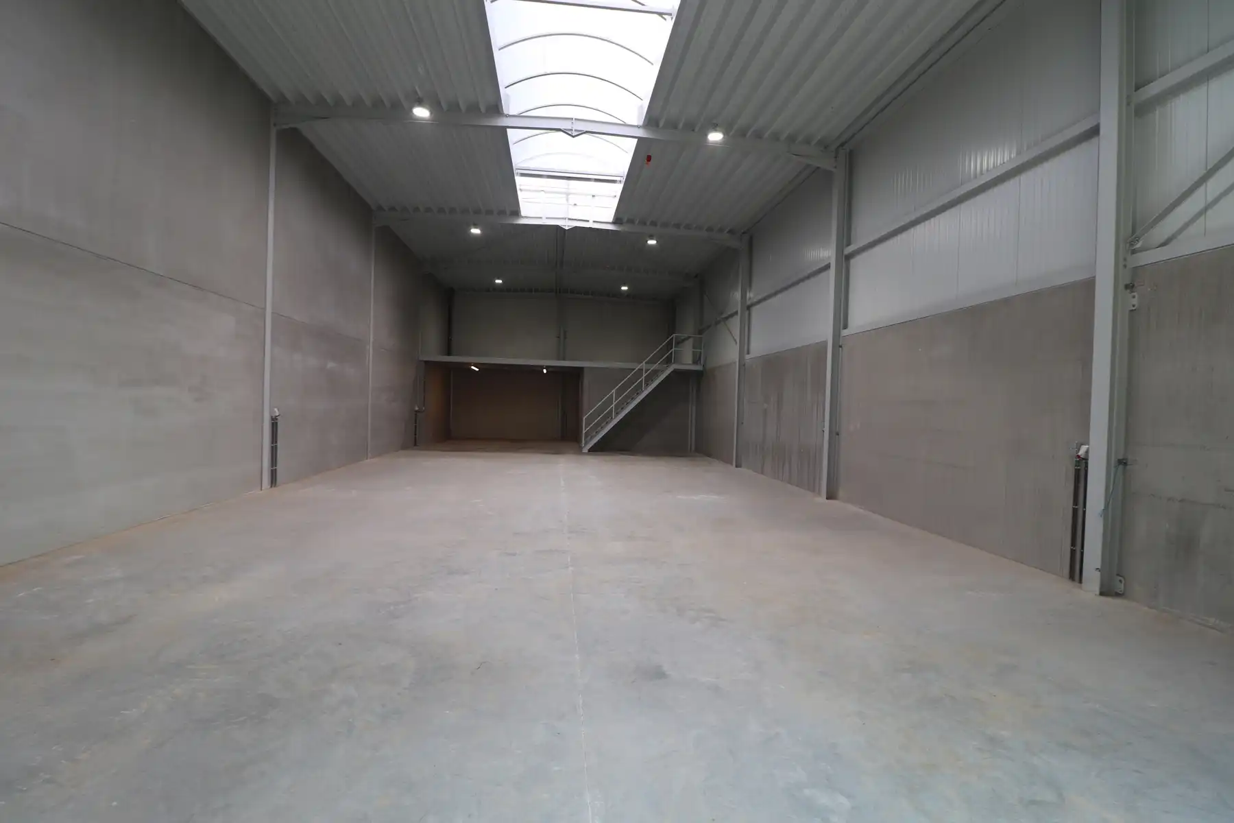Een nieuwbouw opslag- / bedrijfsruimte van 275 m². foto 3