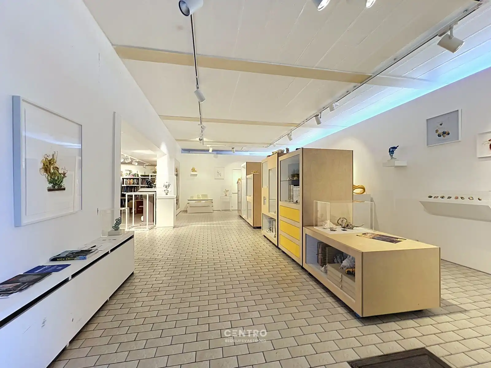 Ruimtelijk magazijn met toonzaal, kantoor en woonst te Lichtervelde, ideaal voor wonen én werken op een perceel van 1.002m²! foto 4