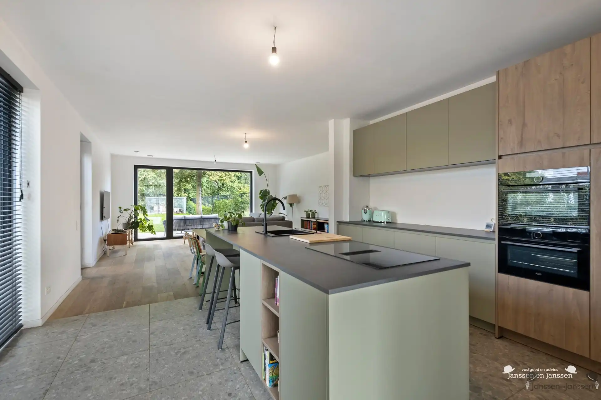 Moderne halfopen bebouwing uit 2024 met hoogwaardige afwerking foto 7