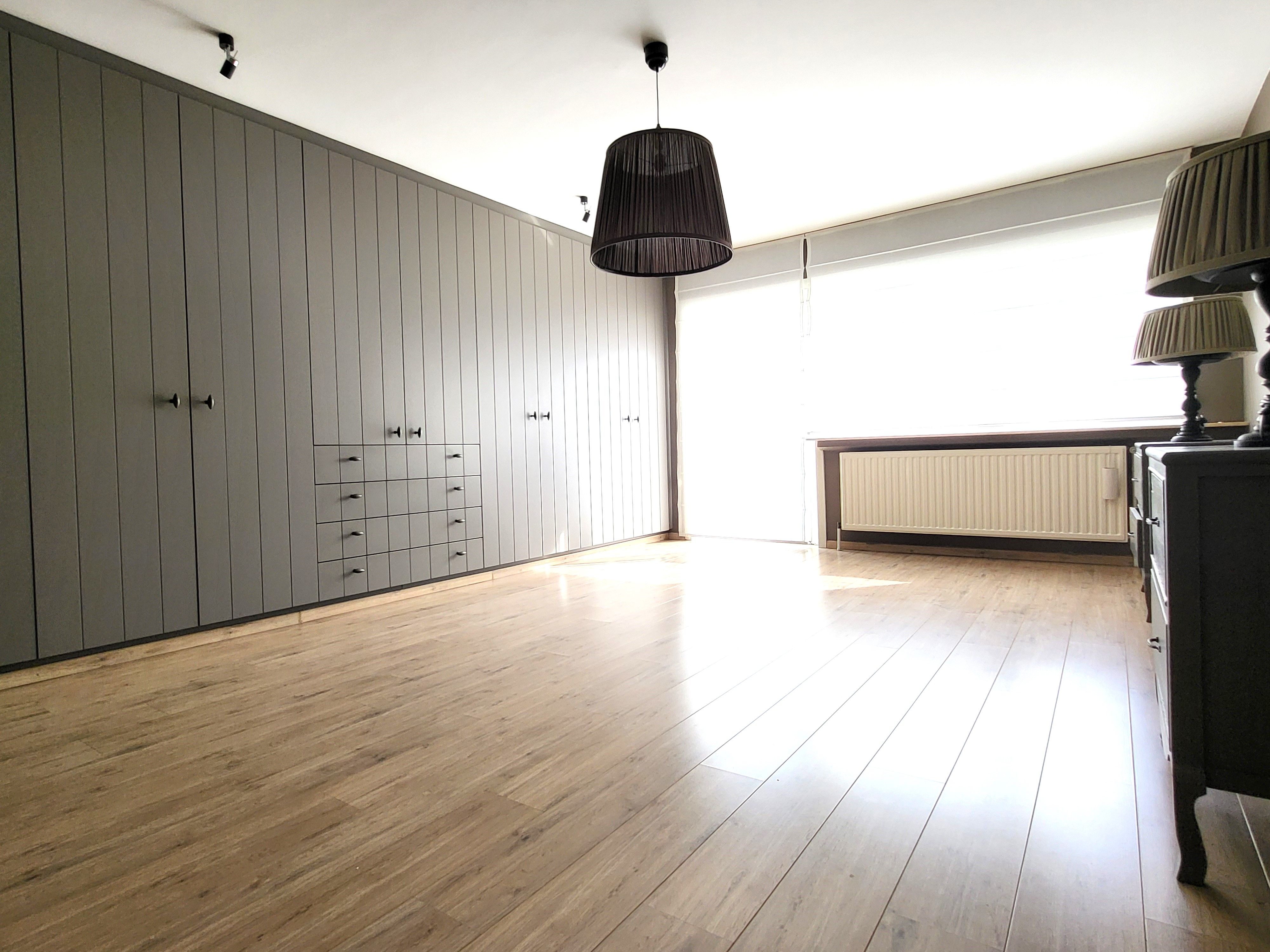 Zeer ruim duplex appartement van 151m2 met vier slaapkamers, groot terras van 41m² en terrasje aan de straatkant!  foto 19