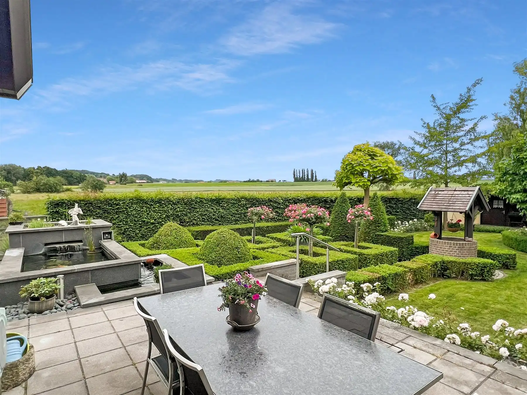 Comfortabele villa met een prachtige tuin en praktische bijgebouwen foto 4