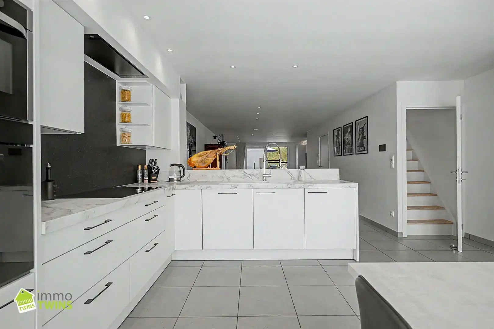 Prachtige instapklare woning met zeer ruime inpandige garage, aangelegde tuin met terras te Waasmunster foto 12