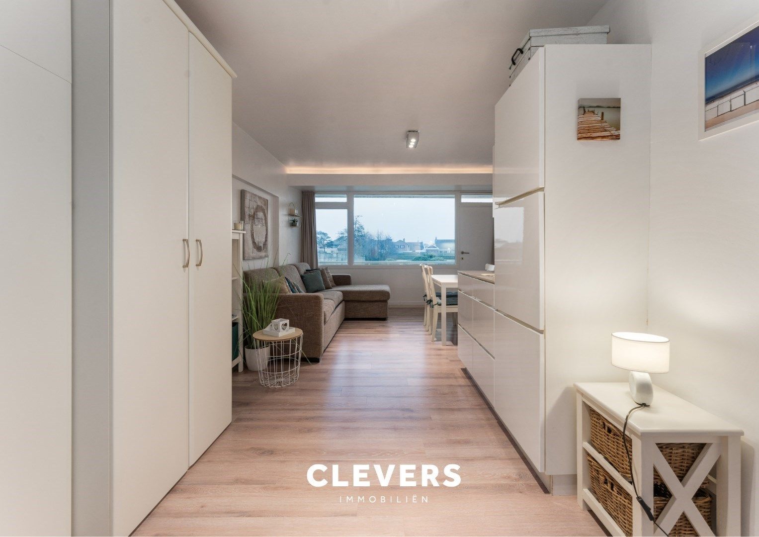 Moderne en lichtrijke gemeubelde studio met heerlijk terras foto 3