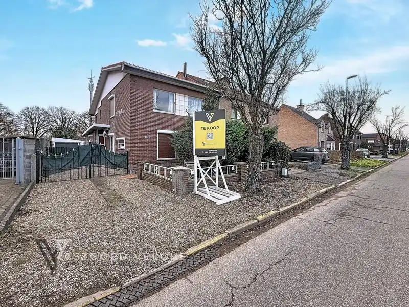 Hoofdfoto van de publicatie: Te renoveren halfopen bebouwing met garage te koop in Maasmechelen (Boudewijnlaan)