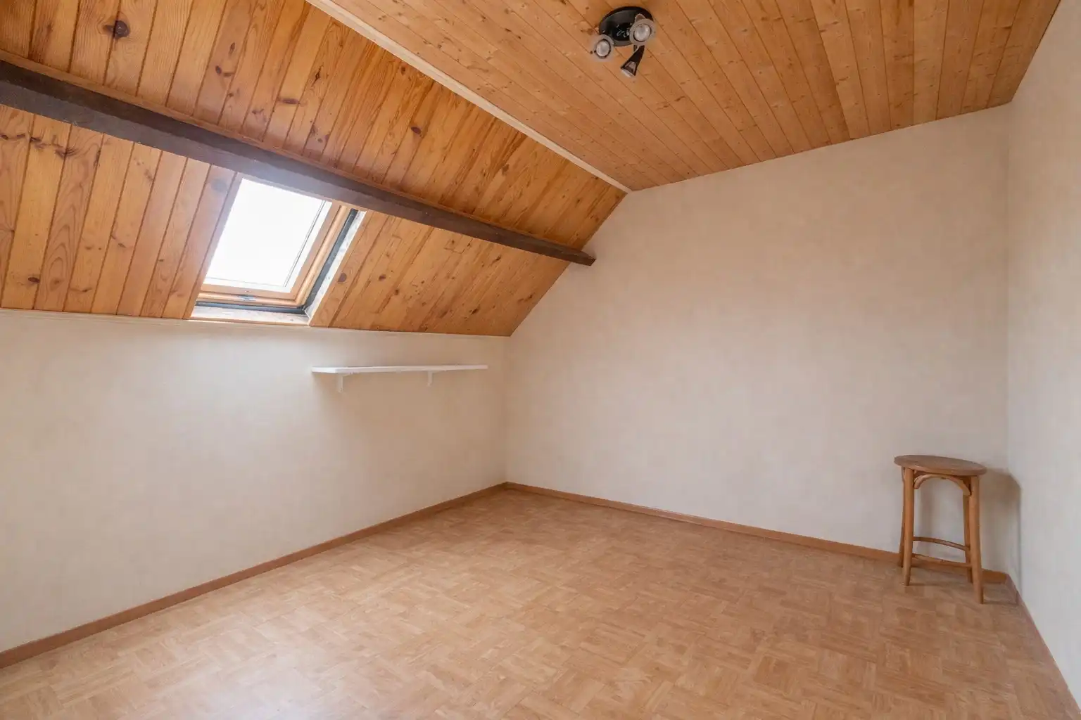 Kloeke woning met tuin, 2 garages en uitweg foto 11