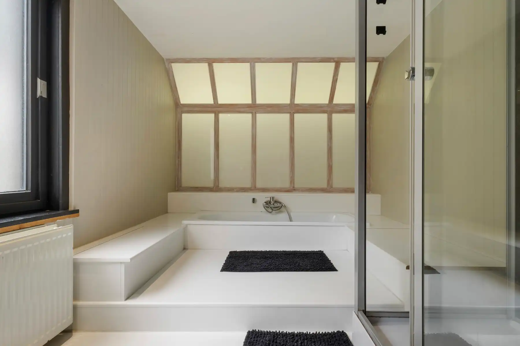 Ruim gerenoveerd herenhuis in Oostende. foto 7