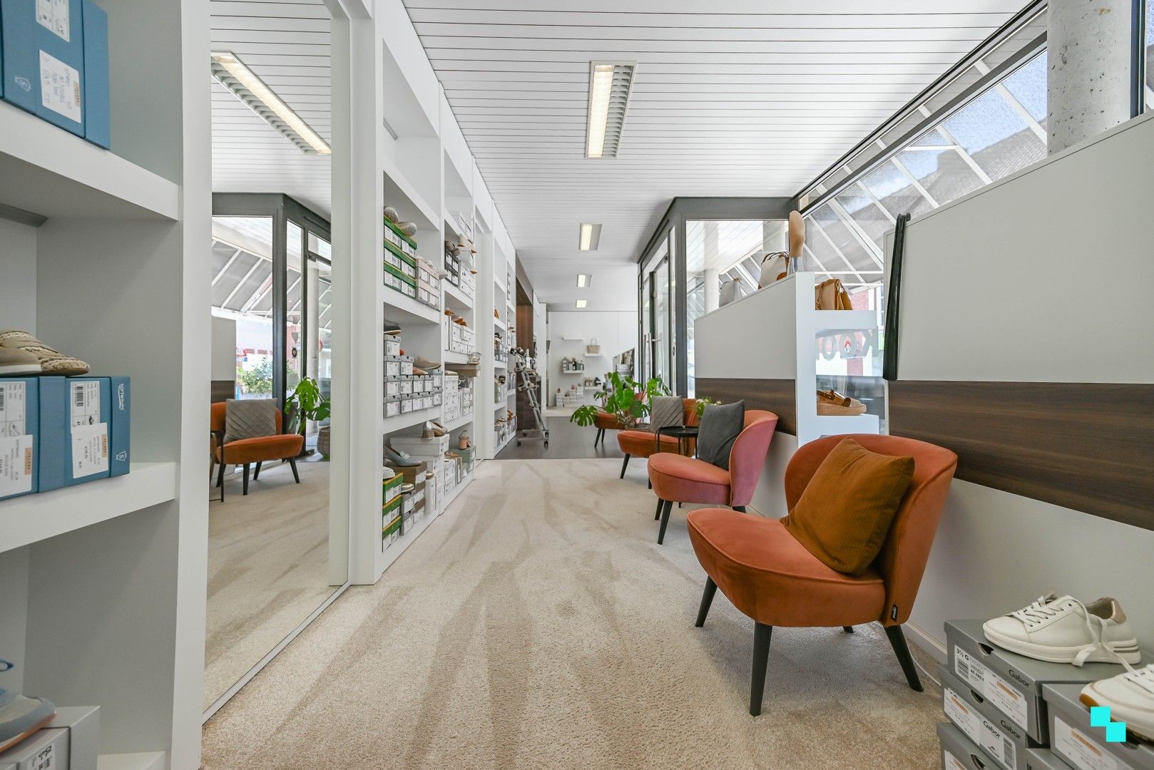 Centraal gelegen handelspand met etalage in hartje Lendelede foto 4