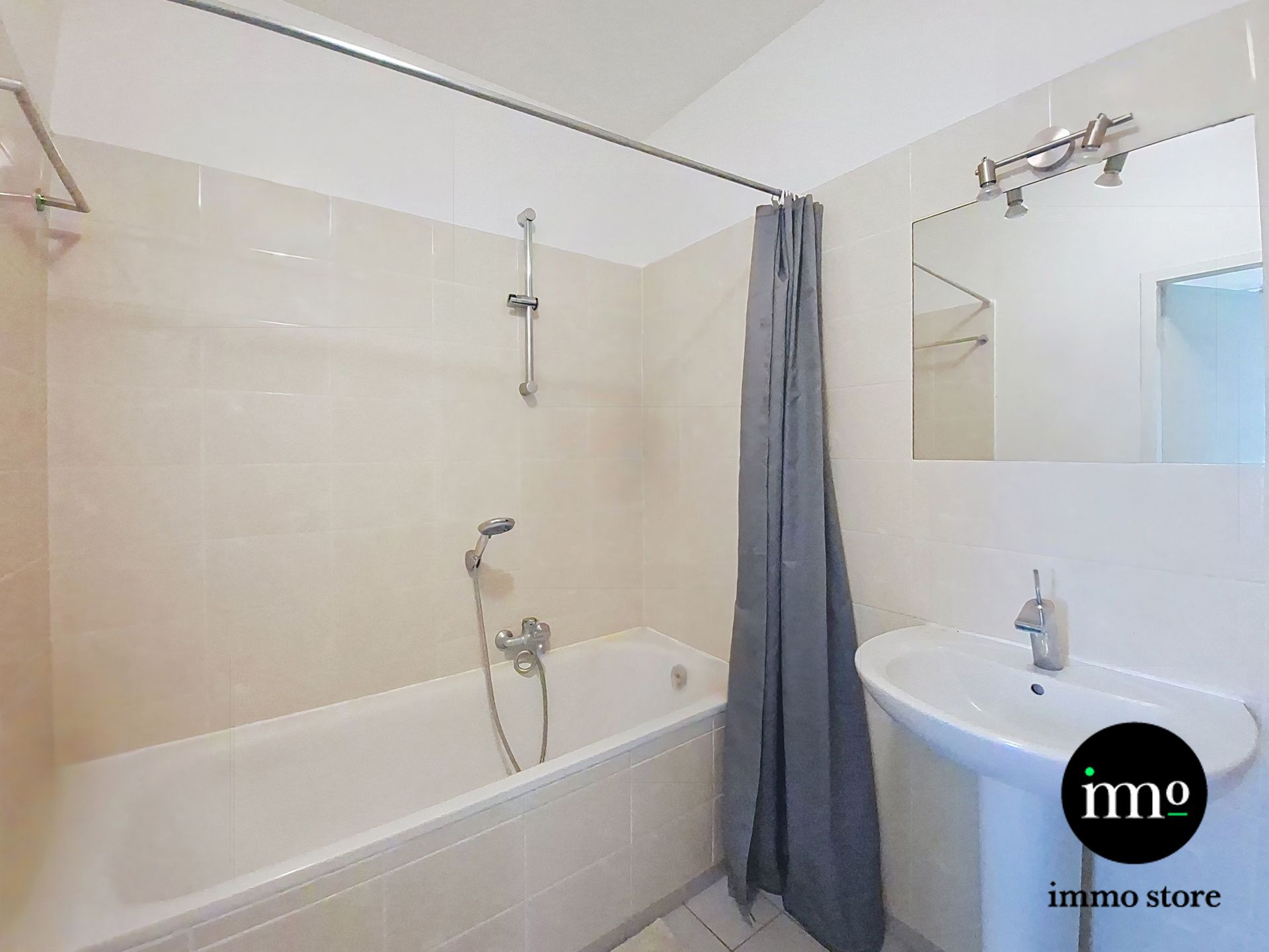 Lichtrijk 1-slaapkamerappartement met parking – Tour & Taxis foto 8